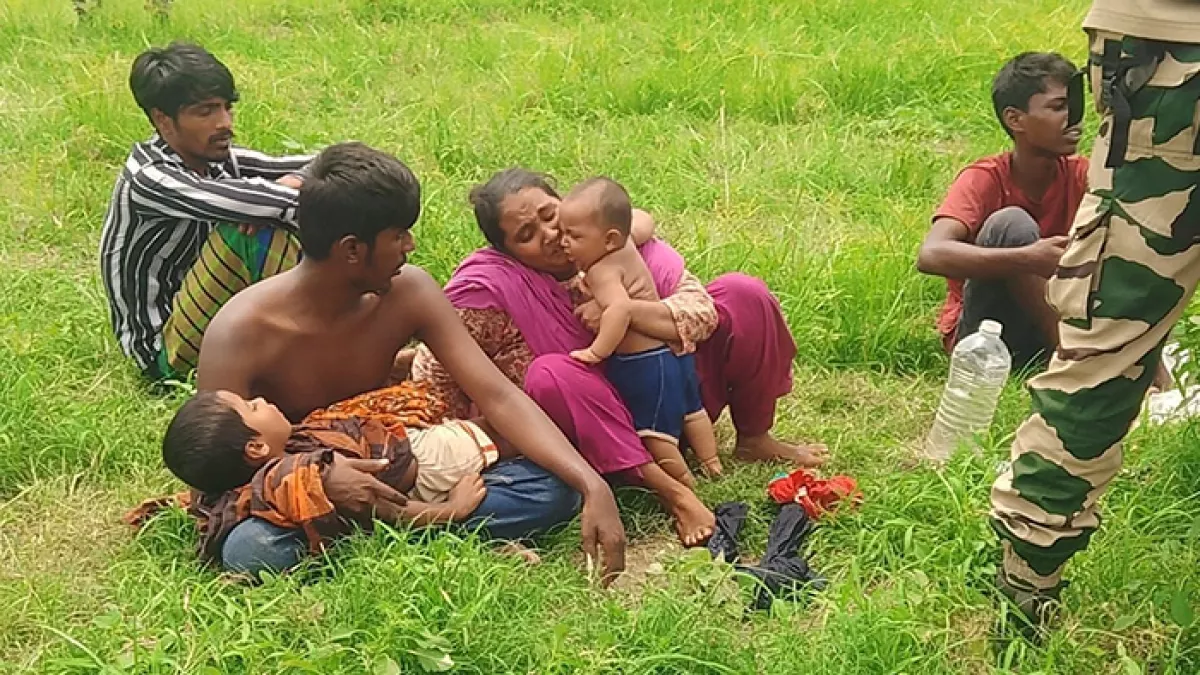 রৌমারীর গয়টা পাড়া সীমান্তে খোলা আকাশের নিচে নারী ও পুরুষ। ছবি: প্রতিদিনের বাংলাদেশ