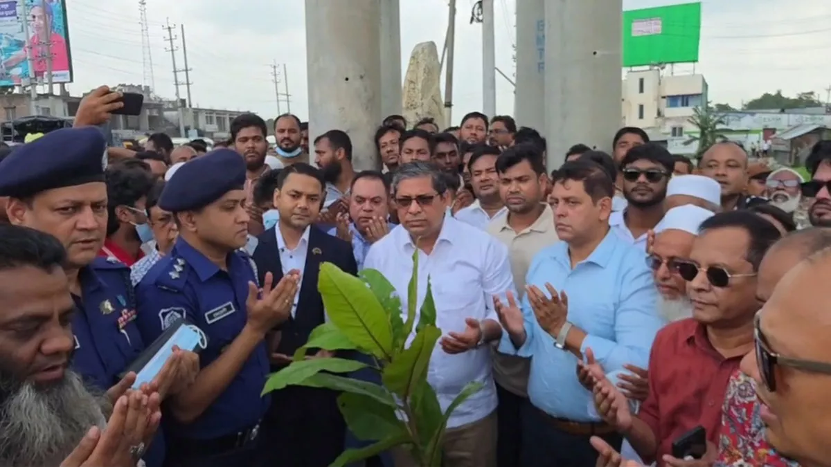 রূপগঞ্জের গোলাকান্দাইল গোলচত্বর এলাকায় রবিবার সকালে ময়লা অপসারণ কার্যক্রম পরিদর্শন ও বৃক্ষ রোপণ করেন প্রতিমন্ত্রী মীর শাহে আলম। ছবি: প্রতিদিনের বাংলাদেশ