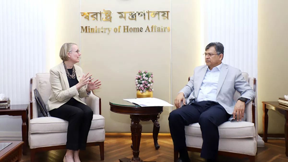 সচিবালয়ে বৃহস্পতিবার স্বরাষ্ট্রমন্ত্রী সালাহউদ্দিন আহমদের সঙ্গে সৌজন্য সাক্ষাৎ করেন বাংলাদেশে নিযুক্ত যুক্তরাজ্যের হাইকমিশনার সারাহ কুক। ছবি: প্রতিদিনের বাংলাদেশ