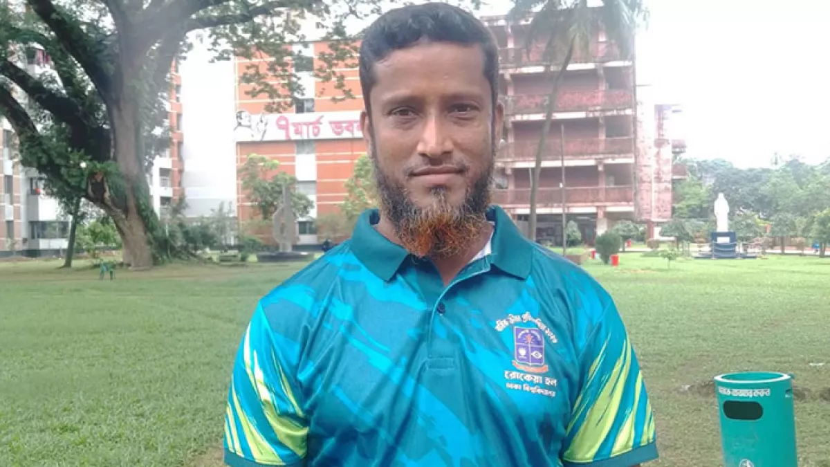 ঢাকা বিশ্ববিদ্যালয়ের রোকেয়া হলের বাগানের মালি ছিয়াকুল। ফাইল ছবি