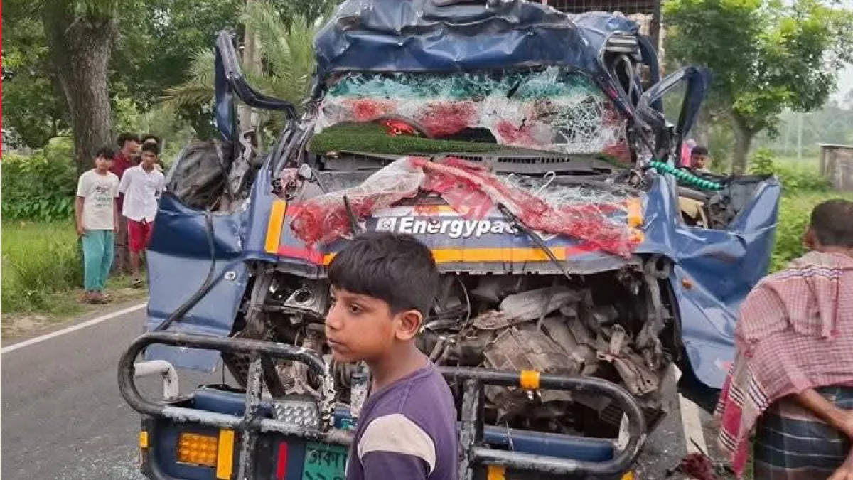 টাঙ্গাইলের সখীপুরে থেমে থাকা ট্রাকে পিকআপ ভ্যানের ধাক্কায় চারজন নিহত হয়। ছবি: প্রতিদিনের বাংলাদেশ