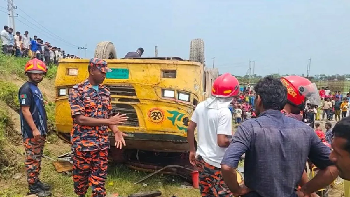 ব্রাহ্মণবাড়িয়ায় নিয়ন্ত্রণ হারিয়ে বাস উল্টে ৪ যাত্রী নিহত