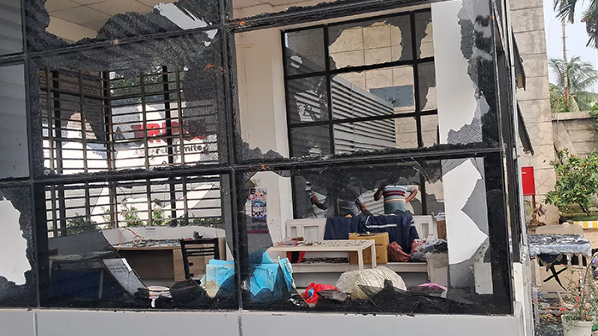 গাজীপুরের শ্রীপুরে একটি পোশাক কারখানার নারী শ্রমিক মৃত্যুর ঘটনাকে কেন্দ্র করে  ভাঙচুরের ঘটনা ঘটে। ছবি: প্রতিদিনের বাংলাদেশ