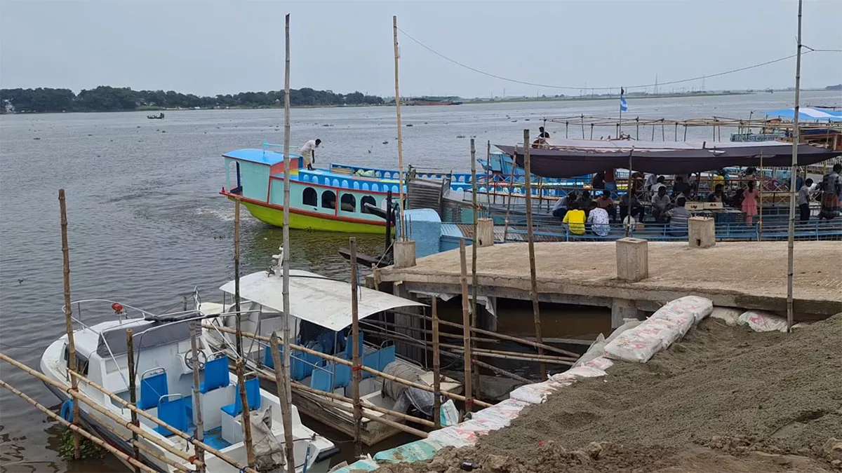 কিশোরগঞ্জের হাওরাঞ্চলে মানুষকে পাড়াপাড়ের জন্য রাখা নৌকা। ছবি: প্রতিদিনের বাংলাদেশ