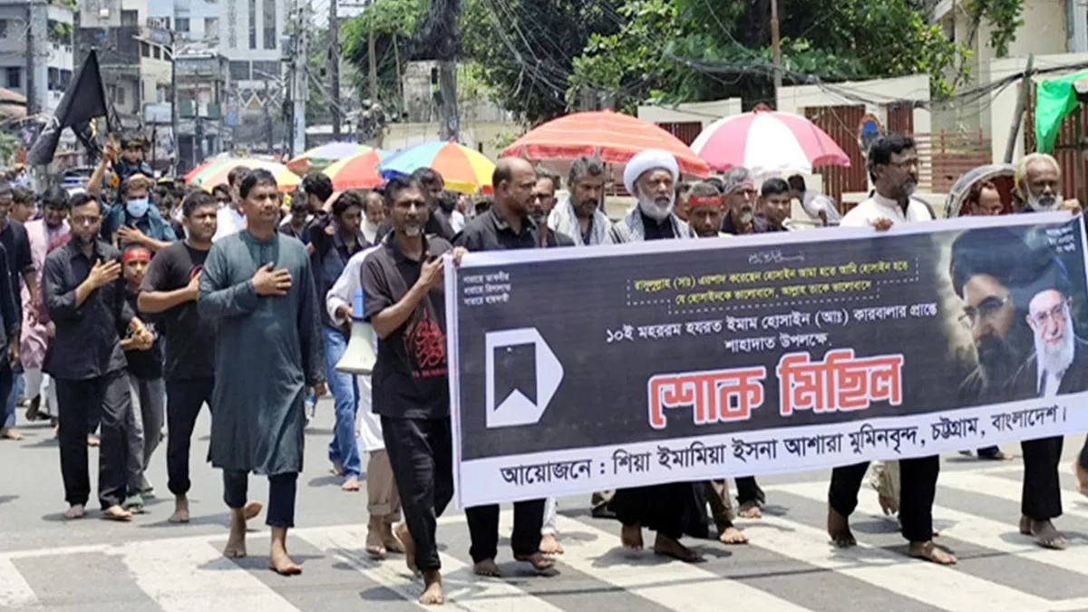 চট্টগ্রামে সদরঘাট ইমাম বাড়ি থেকে শুক্রবার সকালে ইমাম হোসেনের স্মরণে তাজিয়া মিছিল বের করা হয়। ছবি: প্রতিদিনের বাংলাদেশ