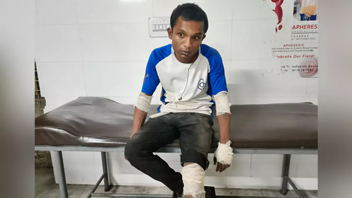 রাজশাহী মেডিক্যাল কলেজ হাসপাতালে চিকিৎসা নেন তন্ময় দেবনাথ। ছবি: প্রতিদিনের বাংলাদেশ