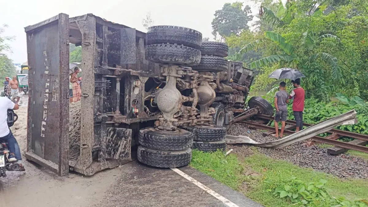 কুড়িগ্রামের রাজারহাটে পেট্রোল পাম্প সংলগ্ন এলাকায় বৃহস্পতিবার সকালে বালুভর্তি একটি ট্রাক নিয়ন্ত্রণ হারিয়ে রেললাইনের ওপর উল্টে পড়ে।ছবি: প্রতিদিনের বাংলাদেশ