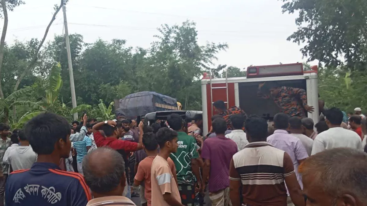উদ্ধারকাজে পুলিশ ও ফায়ার সার্ভিসের সদস্যদের ঘিরে উৎসুক জনতা। ছবি: প্রতিদিনের বাংলাদেশ