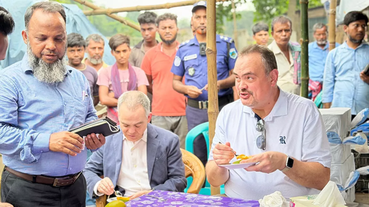রাজশাহীর বানেশ্বর আম হাট পরিদর্শন করেন বাংলাদেশে নিযুক্ত যুক্তরাষ্ট্রের রাষ্ট্রদূত ব্রেন্ট টি. ক্রিস্টেনসেন। ছবি: প্রতিদিনের বাংলাদেশ