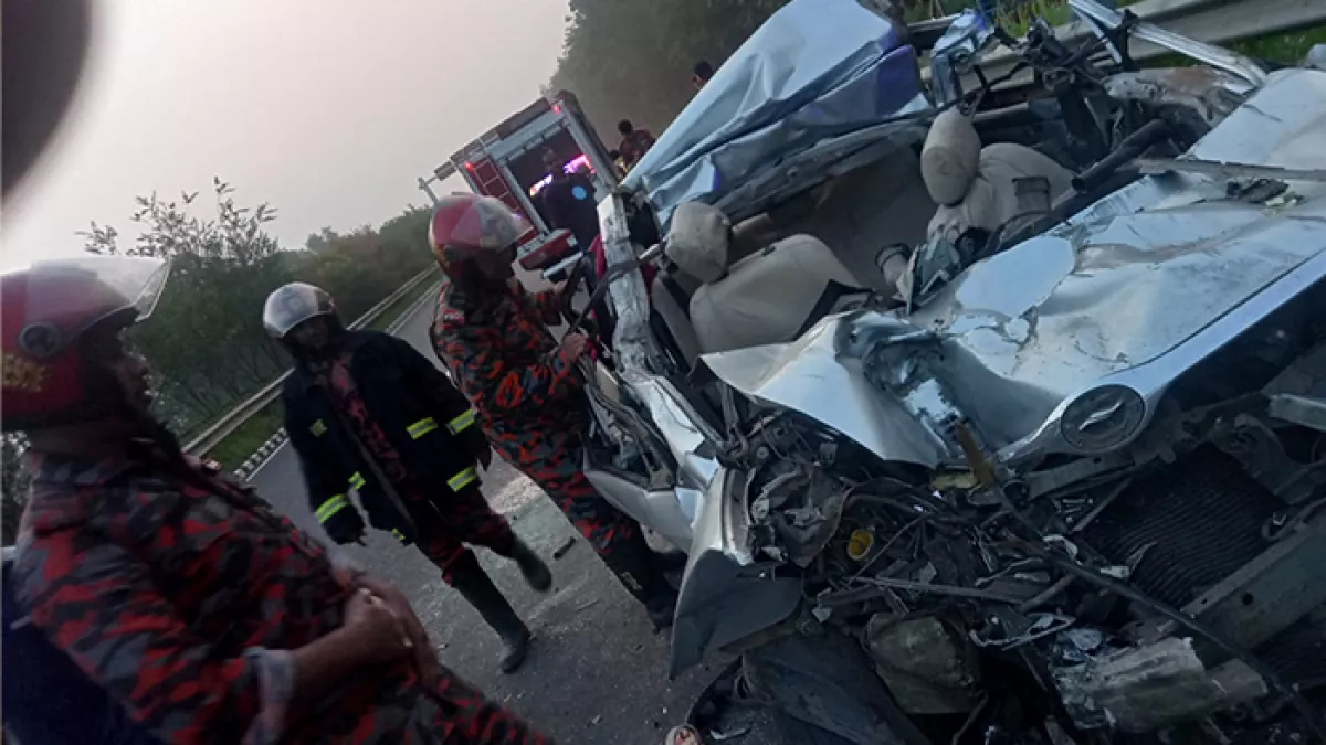 ট্রাকে প্রাইভেট কারের ধাক্কা, একই পরিবারের ৪ জন নিহত