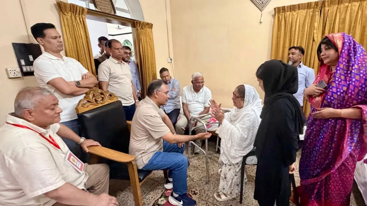 শ্রীমঙ্গল ও মৌলভীবাজারে নির্ধারিত কর্মসূচি শেষে বুধবার বিকাল ৫টার দিকে প্রবীণ রাজনীতিবিদ খালেদা রাব্বানীকে দেখতে যান প্রধানমন্ত্রী। ছবি: প্রতিদিনের বাংলাদেশ