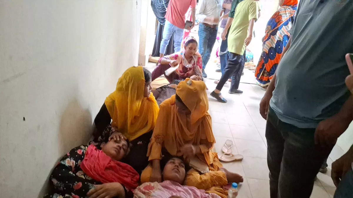 অসুস্থ শ্রমিকদের উদ্ধার করে উপজেলা স্বাস্থ্য কমপ্লেক্সসহ বিভিন্ন প্রাইভেট হাসপাতালে নেয়া হয়েছে। ছবি: প্রতিদিনের বাংলাদেশ