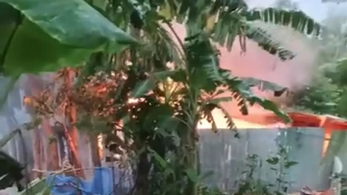 পাবনা সদর উপজেলায় কিশোরীকে ধর্ষণের পর হত্যা মামলার আসামির বাড়িতে অগ্নিসংযোগ। ছবি: ভিডিও থেকে নেওয়া