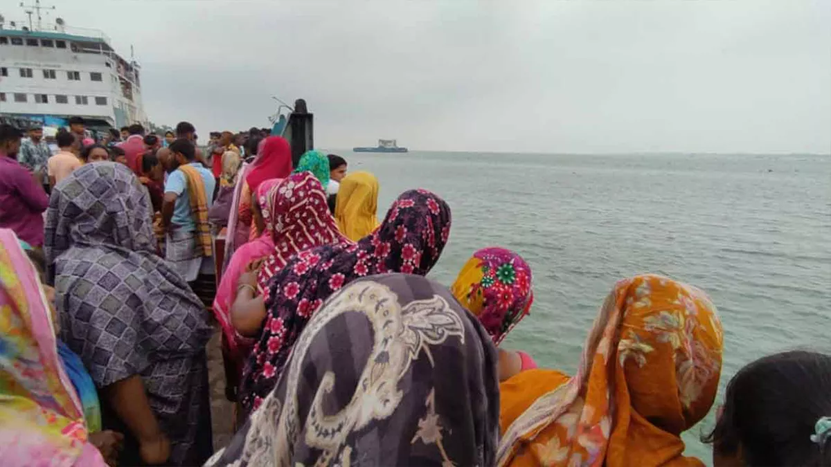 দৌলতদিয়ায় ফের বাসডুবি, নির্দেশনা মানায় ঘটেনি প্রাণহাণি