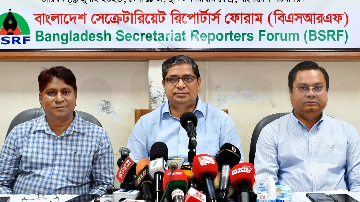 সচিবালয়ের গণমাধ্যম কেন্দ্রে বৃহস্পতিবার বাংলাদেশ সেক্রেটারিয়েট রিপোর্টার্স ফোরামের (বিএসআরএফ) আয়োজিত বিএসআরএফ সংলাপে সাংবাদিকদের সঙ্গে কথা বলেন প্রতিমন্ত্রী মীর শাহে আলম। ছবি: মন্ত্রণালয়