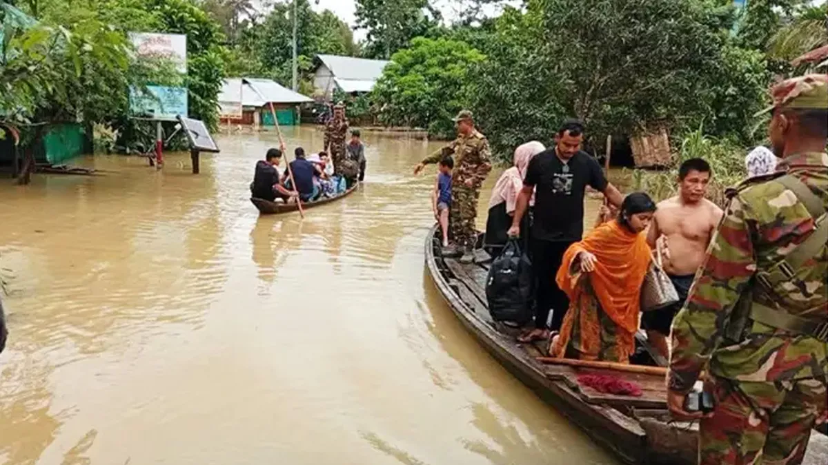 আটকে পড়া পর্যটকদের নিরাপদে উদ্ধারে বাংলাদেশ সেনাবাহিনীর উদ্ধার অভিযান। ছবি: আইএসপিআর
