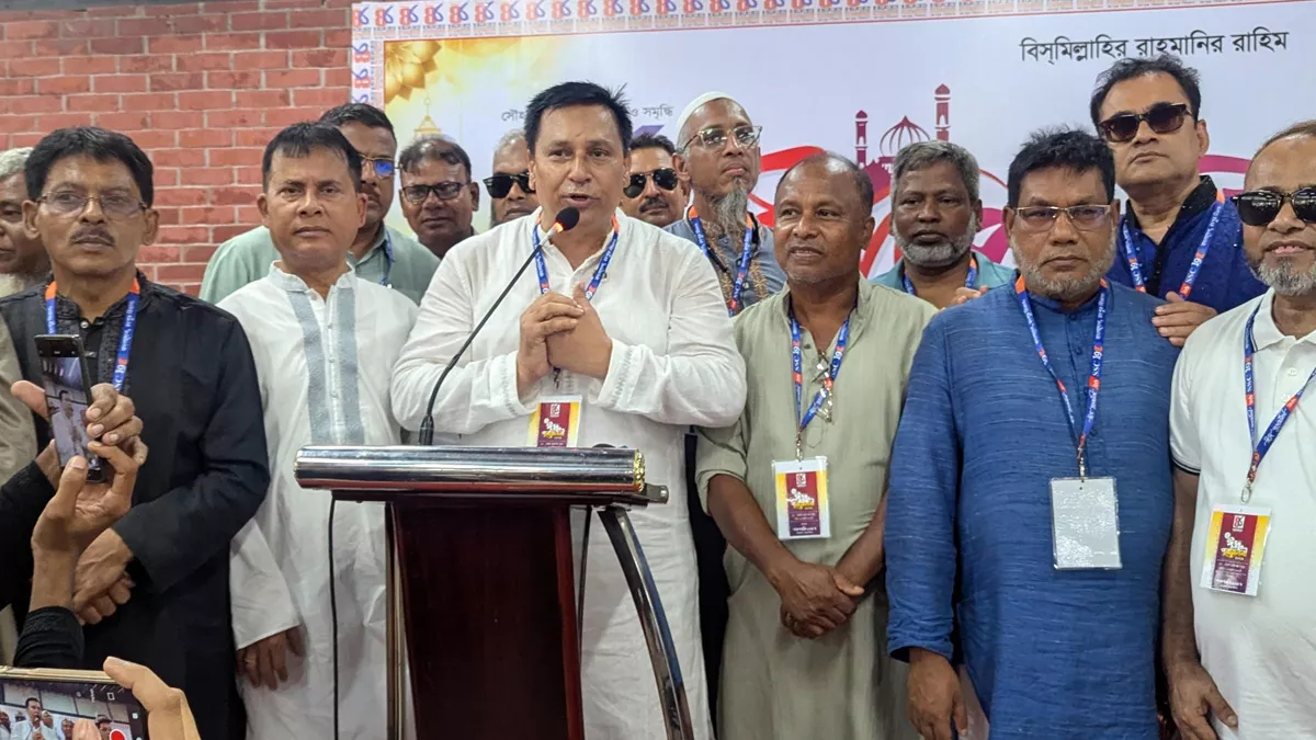 রংপুরে এসএসসি ১৯৮৬ ব্যাচের বন্ধুদের মিলনমেলা ও ঈদ পুনর্মিলনীতে আসা অতিথিরা। ছবি: প্রতিদিনের বাংলাদেশ