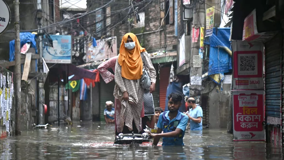 রেকর্ড বৃষ্টিতে নাকাল জনজীবন। রাজধানীর রাজাবাজার এলাকায় তোলা। ছবি: আরিফুল আমিন