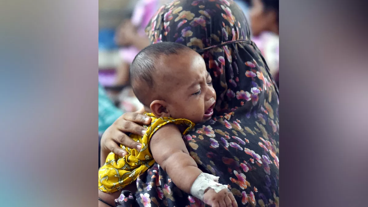 হামে আক্রান্ত একটি শিশু কান্না করছে। বাংলাদেশ শিশু হাসপাতাল থেকে মঙ্গলবার তোলা। ছবি: প্রতিদিনের বাংলাদেশ