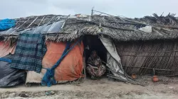 বেড়িবাঁধে পলিথিনের ঘরে জরিনার বাস, সুন্দরবন বন্ধে দিন কাটছে অনাহারে