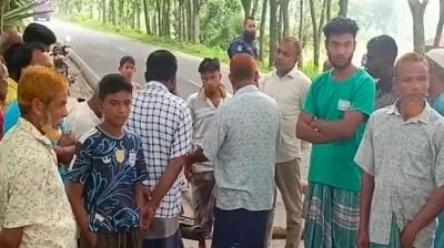 পিকআপ ভ্যানের ধাক্কায় মোটরসাইকেল আরোহী মা-ছেলে নিহত, আহত বাবা  