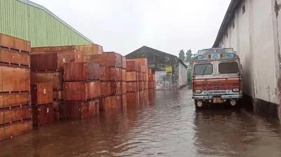 টানা বৃষ্টিতে বেনাপোল বন্দরে জলাবদ্ধতা, ভাসছে কোটি টাকার পণ্য