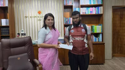 দৃষ্টি প্রতিবন্ধী শিক্ষার্থী দিদারুলের পাশে দাঁড়ালেন ডিসি ফরিদা