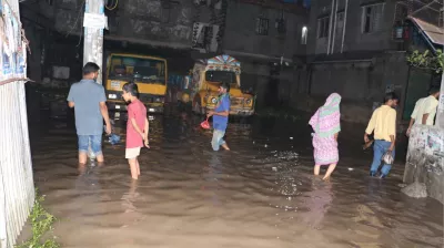  টানা বৃষ্টিতে ঢাকার দক্ষিণখানে জলাবদ্ধতা: দুর্ভোগে জনজীবন