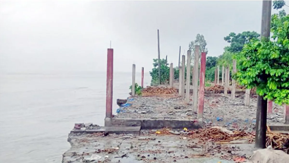 ব্রহ্মপুত্রের ভাঙনে তিন দিনে ভিটে-মাটি হারাল ৫০পরিবার