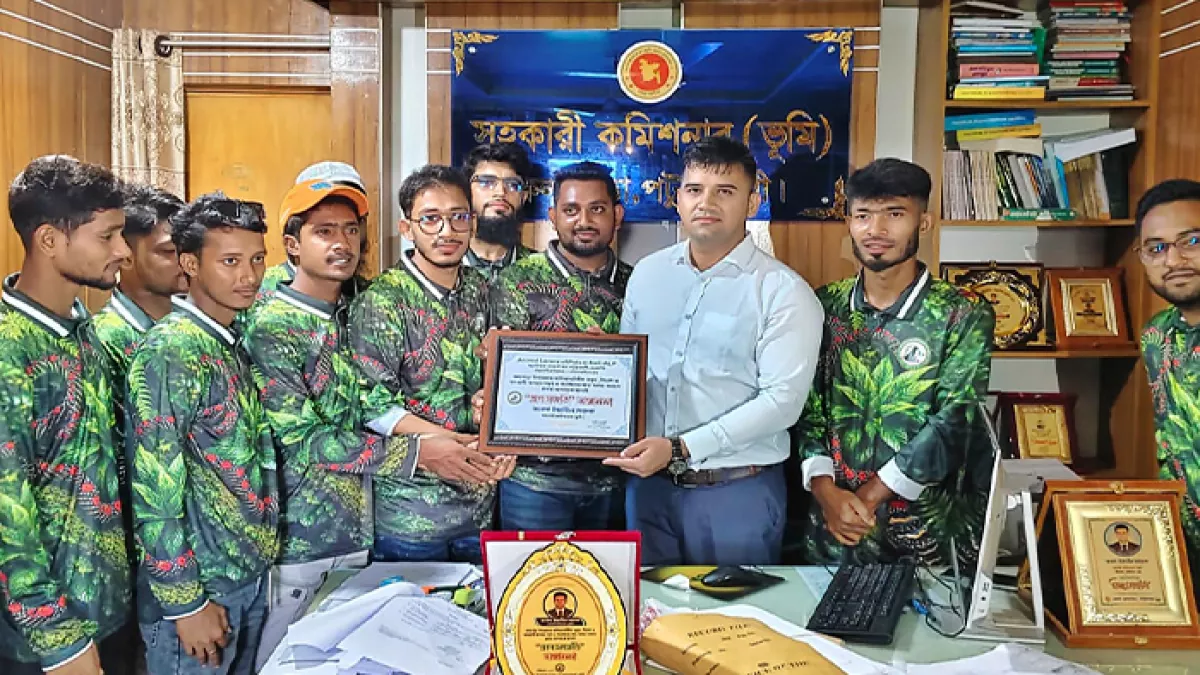 বন্যপ্রাণী অপরাধ দমন ও সংরক্ষণের জন্য অনন্য অবদান রাখায় উপজেলা সহকারী কমিশনার (ভূমি) ইয়াসীন সাদেককে ‘প্রাণ সংহতি’ সম্মাননা প্রদান করা হয়েছে। প্রবা ফটো