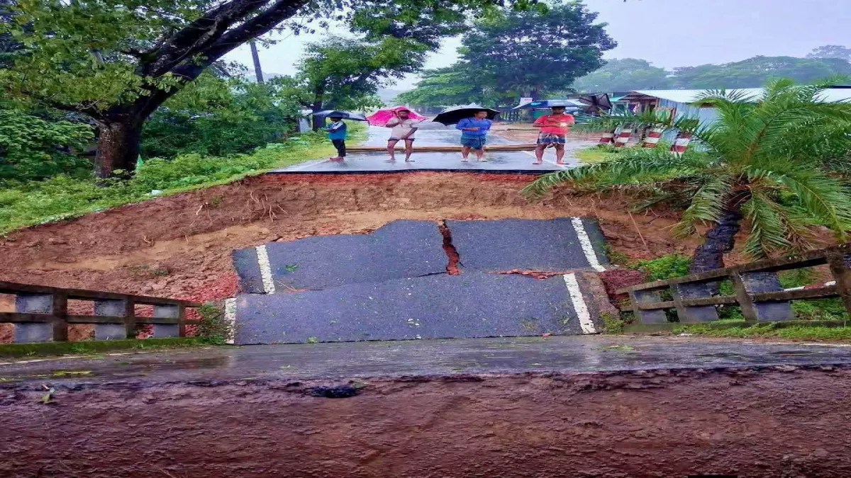 চট্টগ্রামের রাঙ্গুনিয়া উপজেলার দুধপুকুরিয়া-পদুয়া এলাকায় একটি সেতু টানা ভারী বর্ষণ ও বন্যার পানির প্রবল স্রোতে ধসে পড়েছে। প্রবা ফটো