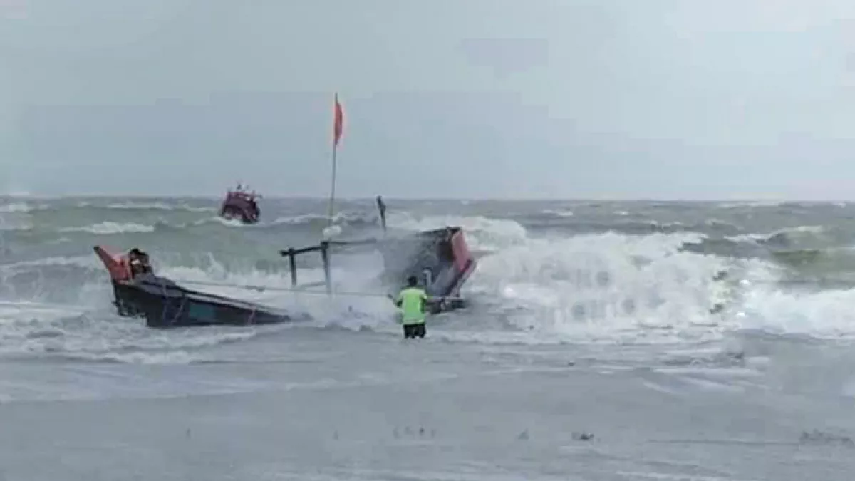  বরগুনায় উত্তাল সাগরে দুই ট্রলার ডুবিতে  ১৬ জন উদ্ধার হলেও নিখোঁজ রয়েছে ২ জেলে। প্রবা ফটো
