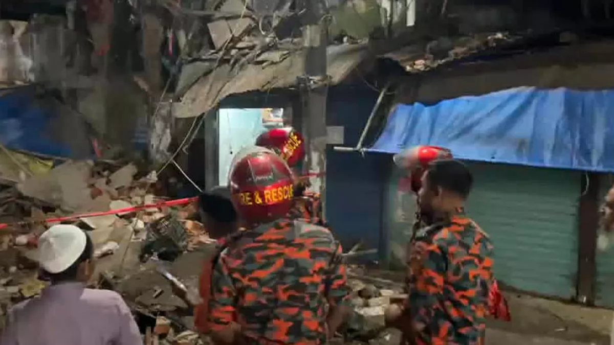 ভৈরব পৌর শহরের দুধ বাজার এলাকায় রবিবার রাতে ভেঙে পড়া ভবন। ছবি: প্রতিদিনের বাংলাদেশ