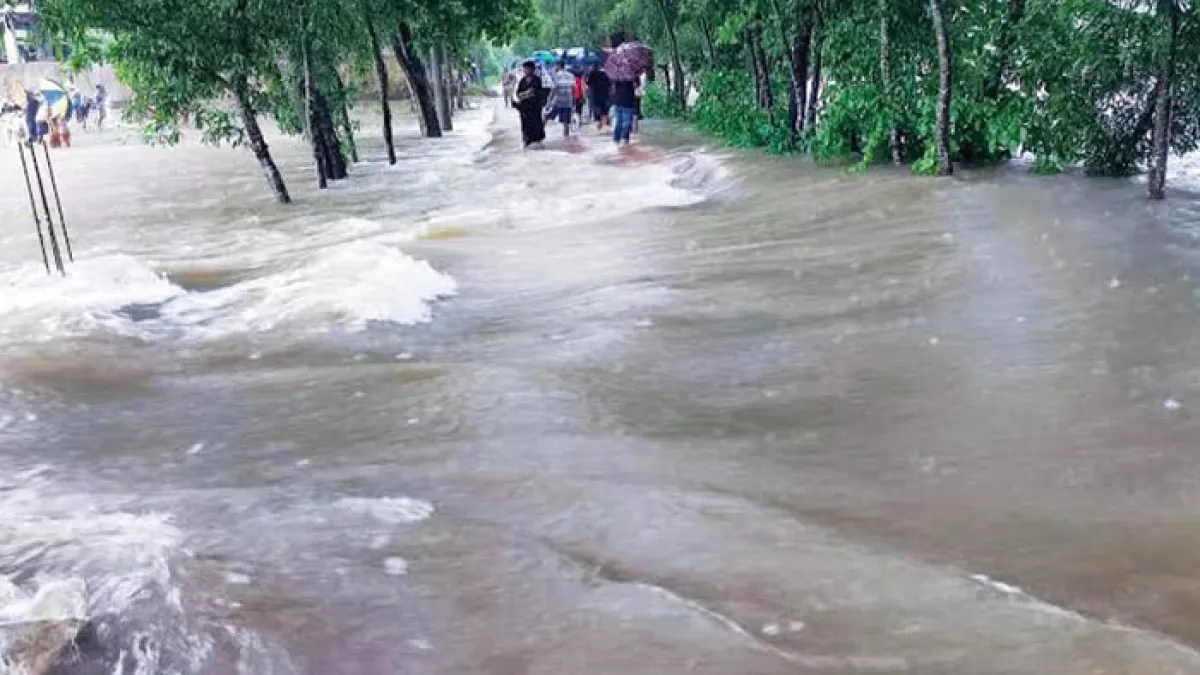 চট্টগ্রামের বাঁশখালী উপজেলায় ভয়াবহ বন্যা। ছবি: প্রতিদিনের বাংলাদেশ