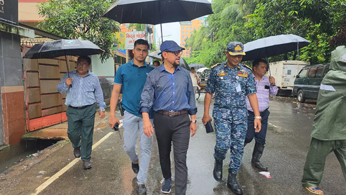 চট্টগ্রাম মহানগরীর বিভিন্ন জলাবদ্ধতাপ্রবণ ও পাহাড়ঘেঁষা এলাকা পরিদর্শন করেন চসিক মেয়র ডা. শাহাদাত হোসেন। ছবি: প্রতিদিনের বাংলাদেশ
