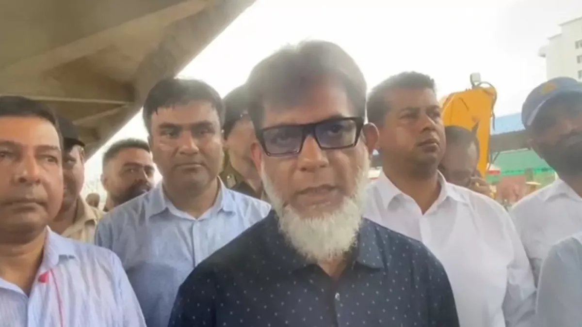 টানা ভারী বর্ষণে চট্টগ্রাম নগরীর মুরাদপুর এলাকায়  রেললাইন পানিতে তলিয়ে যাওয়ায় বন্ধ ঘোষণা করেছেন  রেল প্রতিমন্ত্রী। প্রবা ফটো 