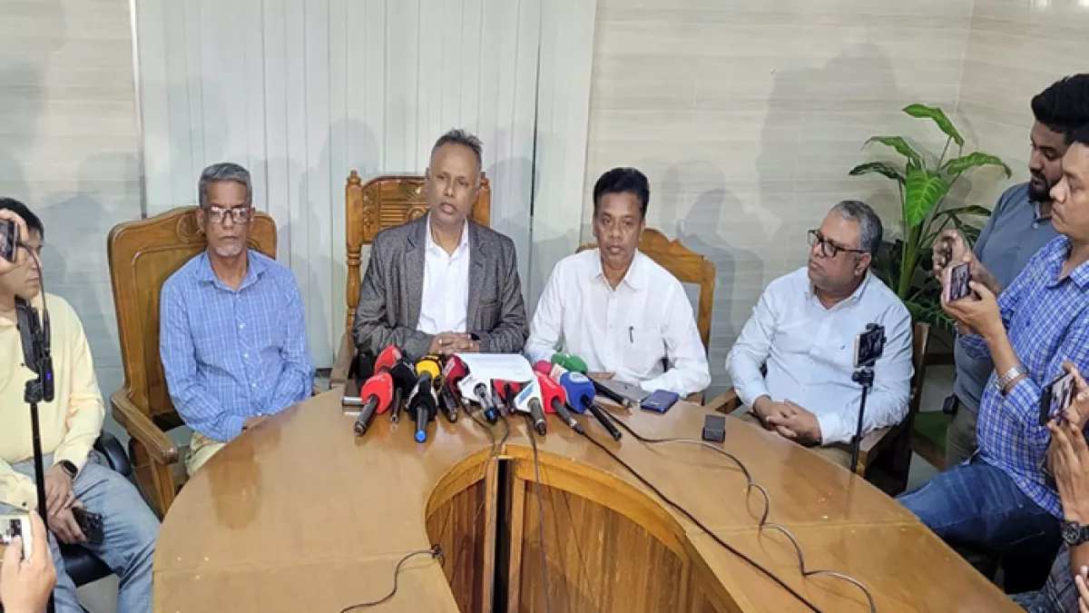 চলমান দেশব্যাপী এইচএসসি পরীক্ষা ঘিরে উদ্ভূত পরিস্থিতি নিয়ে জরুরি সংবাদ সম্মেলন করেছে কুমিল্লা শিক্ষাবোর্ড।  প্রবা ফটো