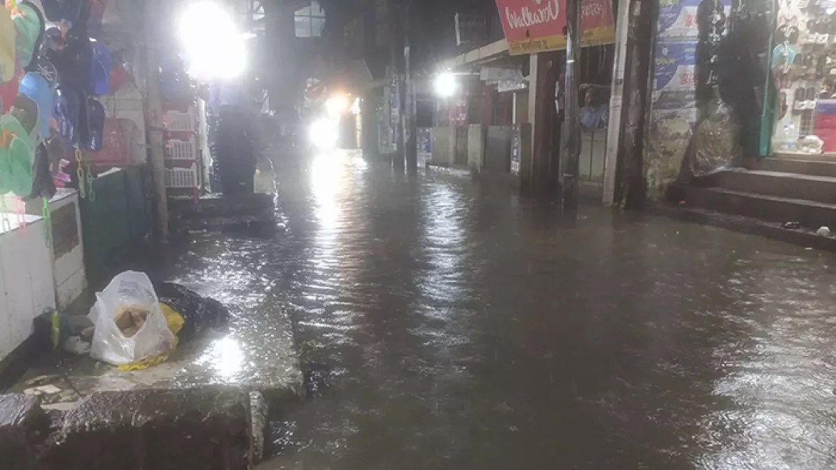 চট্টগ্রাম নগরীর নিম্নাঞ্চলে তিন ঘণ্টার অতিভারী বৃষ্টিতে হাঁটুপানি জমেছে। সন্ধ্যা থেকে শুরু হওয়া টানা বর্ষণে  নগরীর নিচু এলাকাগুলো রাস্তায় হাঁটুপানি ঠেলে চলাচল করতে দেখা যাচ্ছে  বাসিন্দাদের।  প্রবা ফটো