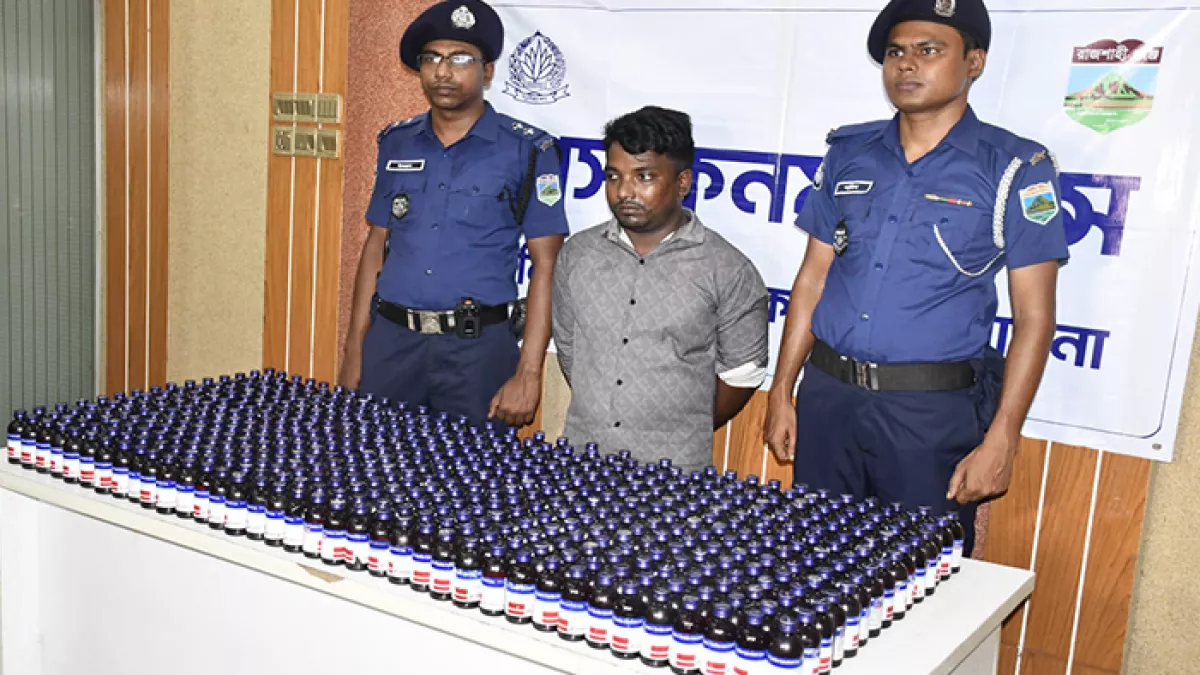  প্রাইভেটকার থেকে ৫০০ বোতল ফেনসিডিল উদ্ধার করেছে পুলিশ। এ ঘটনায় এক মাদক কারবারিকেও গ্রেপ্তার করা হয়েছে।  প্রবা  ফটো