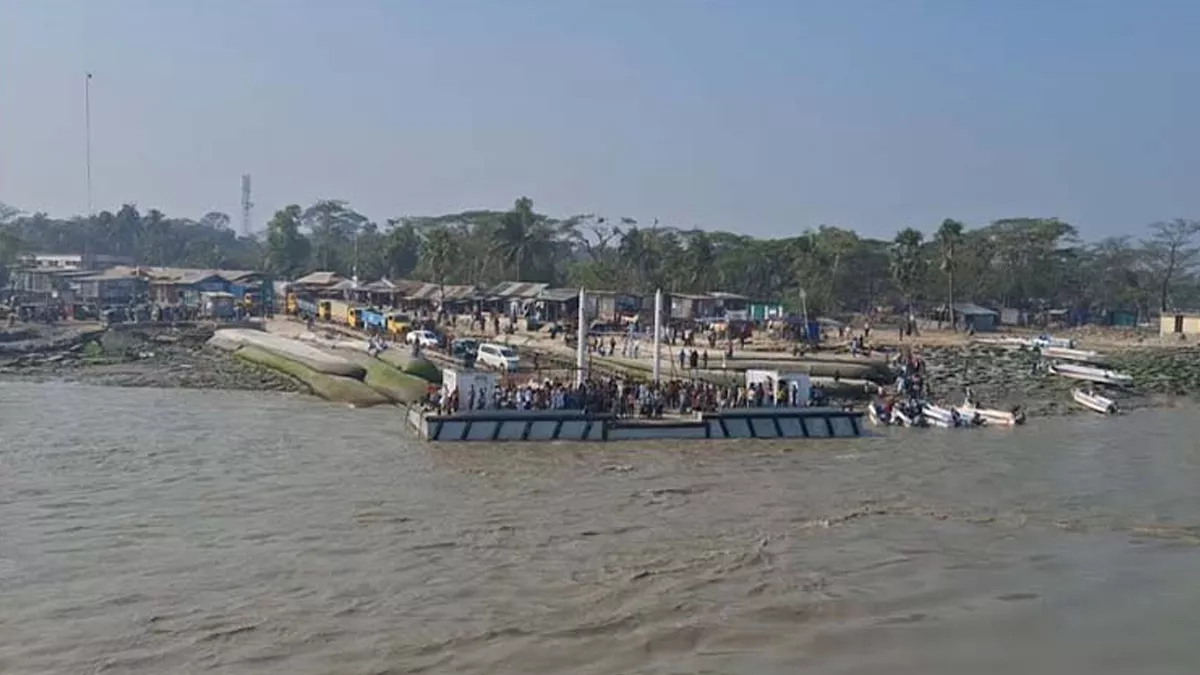 বৈরি আবহাওয়ায় হাতিয়ার সঙ্গে সারা দেশের নৌ চলাচল বন্ধ 