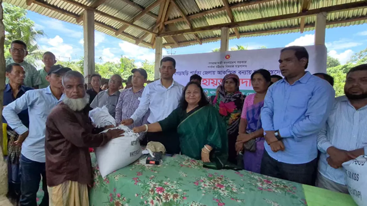 খাগড়াছড়িতে আকস্মিক বন্যায় ক্ষতিগ্রস্ত  প্রতিটি পরিবারকে প্রয়োজন অনুযায়ী সহায়তা দিচ্ছে জেলা পরিষদ।  প্রবা ফটো  