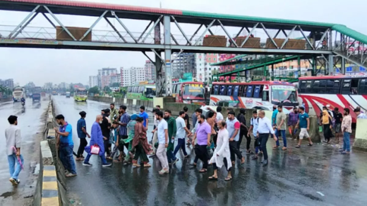 সাইনবোর্ড এলাকায় ফুটওভার ব্রিজ বন্ধ থাকায় পথচারীরা ঝুঁকি নিয়ে সড়ক পার হচ্ছেন। ছবি: প্রতিদিনের বাংলাদেশ