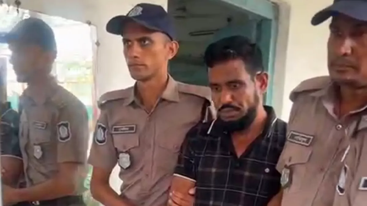 খুলনা রেলস্টেশনে সন্দেহজনক আচরণে তল্লাশি চালিয়ে এক যুবকের ব্যাগ থেকে প্রায় ১ কোটি ১৫ লাখ টাকা মূল্যের তিনটি স্বর্ণের বার উদ্ধার করেছে পুলিশ।  প্রবা  ফটো