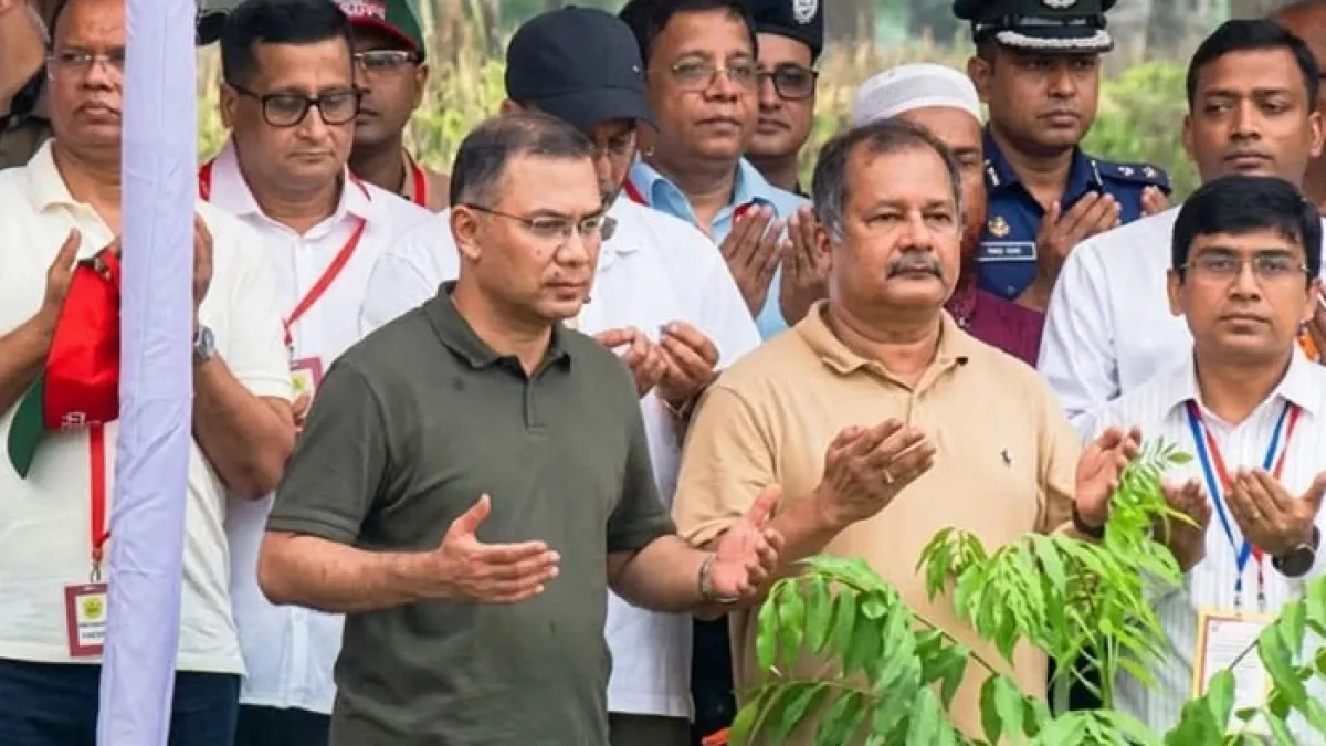 গৌরনদীতে বৃক্ষরোপণ কর্মসূচির উদ্বোধন শেষে প্রধানমন্ত্রী তারেক রহমান এবং তথ্য ও সম্প্রচার মন্ত্রী জহির উদ্দিন স্বপন মোনাজাত করেন। ছবি: প্রতিদিনের বাংলাদেশ

