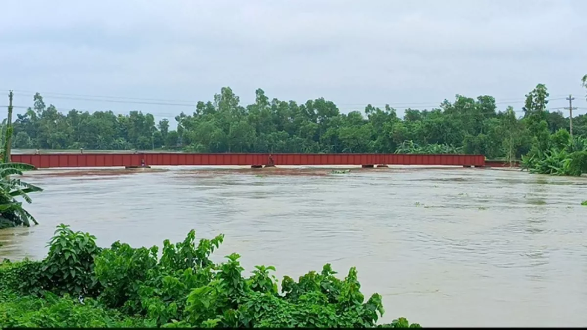 বৃষ্টি আর ঢলের পানিতে ফুলে ফেঁপে উঠেছে খোয়াই নদ। শুক্রবার হবিগঞ্জের শায়েস্তাগঞ্জ রেলসেতু এলাকা থেকে তোলা। ছবি: প্রতিদিনের বাংলাদেশ