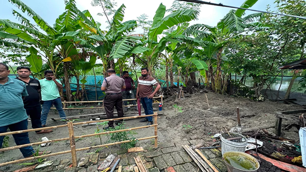খুলনা নগরীর হরিণটানা থানার একটি বাড়ির আঙিনা খুঁড়ে  মাটিচাপা দেওয়া এক ইজিবাইক চালকের মরদেহ উদ্ধারে অভিযান চালিয়েছে পুলিশ। প্রবা ফটো