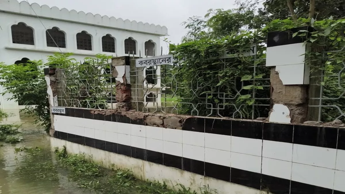 সাতকানিয়ার নলুয়ায় দুর্বৃত্তের হামলায় কবরস্থানের দেওয়াল ভাঙচুর।