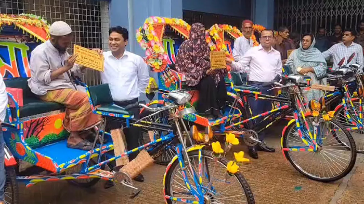 ঝালকাঠি পৌরসভা প্রাঙ্গণে কর্মহীন ৬ ব্যক্তির কাছে হস্তান্তর করা হয় অটোরিকশা। ছবি: প্রতিদিনের বাংলাদেশ