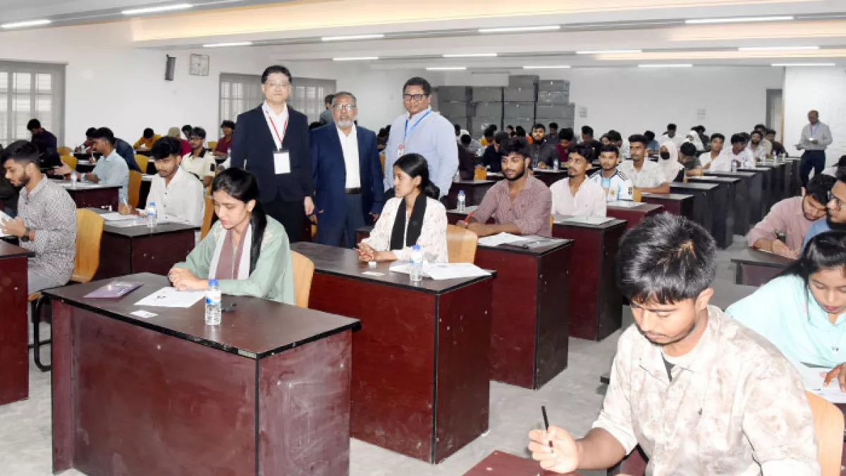 পরীক্ষা চলাকালে পরিদর্শনে খুলনা বিশ্ববিদ্যালয়ের উপাচার্য অধ্যাপক ড. রেজাউল করিম। ছবি: প্রতিদিনের বাংলাদেশ