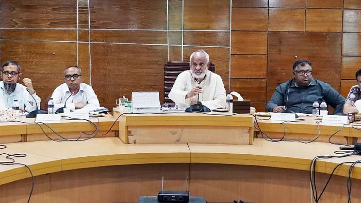 খুলনা সিটি কর্পোরেশন পরিচালনা কমিটির ১৩তম সভা প্রশাসক  নজরুল ইসলাম মঞ্জুর সভাপতিত্বে নগর ভবনে অনুষ্ঠিত হয়। ছবি: প্রতিদিনের বাংলাদেশ